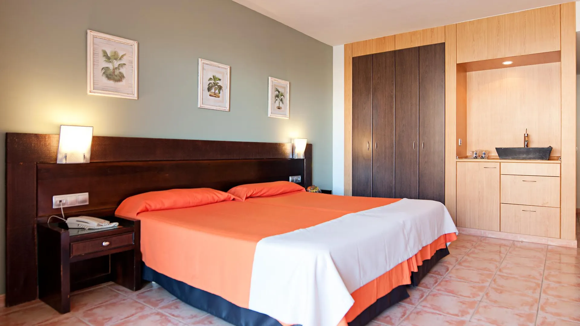 Hotel Livvo Lago Taurito & Aquapark 3*,